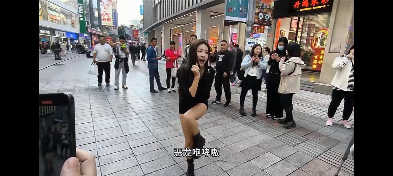 大家不觉得这个主播和刘亦菲很像吗？其实也就气质上有点差异，五官长相已经很像了。找