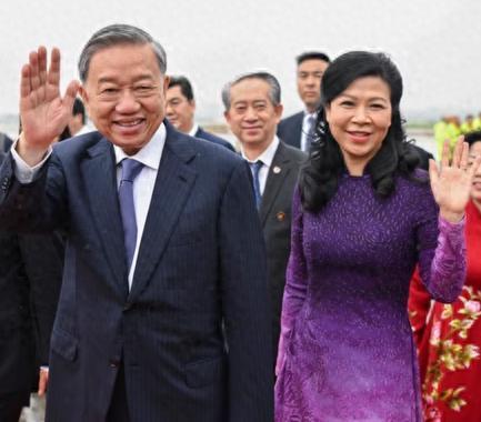 苏林家人的情况1、苏林夫人吴芳璃端庄优雅，知性大方，她早年是画家，后来成为越