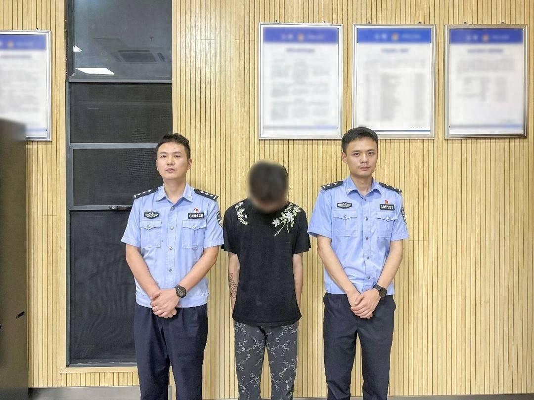 “自作自受！”四川南充，一名男子，手里握着祖辈留下的老旧火药枪，明明知道这东西不
