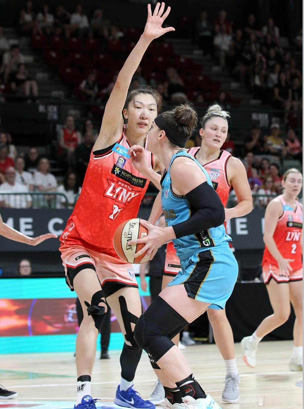 今天下午韩旭打WNBL半决赛G2韩旭所在的珀斯山猫队，与队友一起已经在2月1