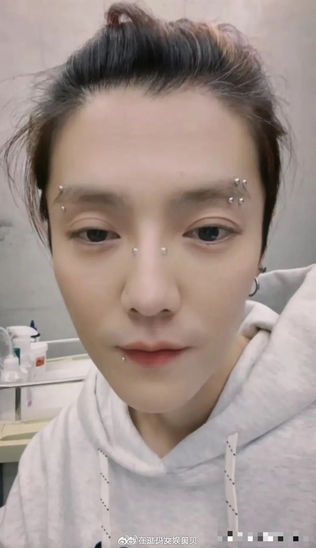 突然意识到…鹿晗其实抽烟、喝酒、早恋、烫头、纹身、打耳洞一件都没落下，但是因为