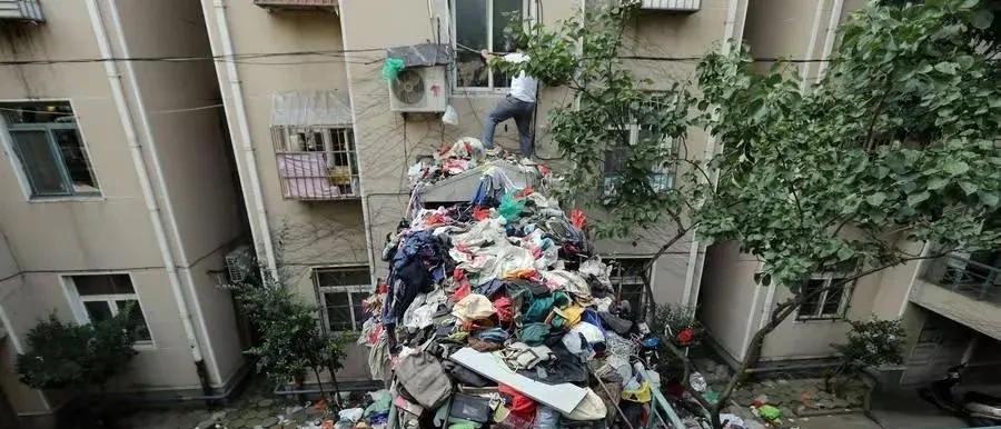 什么上海浙江抢垃圾、挖20年前老垃圾，都是无稽之谈。过去，垃圾问题确实严峻，全国