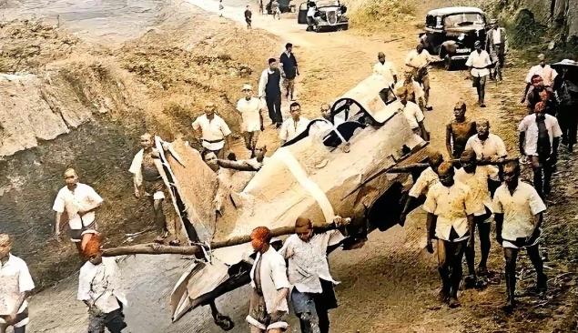 1940年，重庆大轰炸期间，一架日军战机被击落，坠毁在农田中。一群十几岁的新兵娃