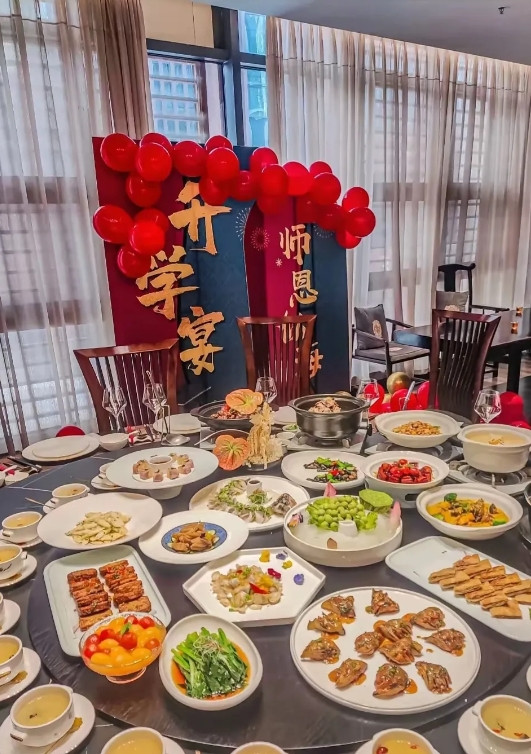 朋友的女儿今年考了650分，为了庆祝女儿十年寒窗，金榜题名！朋友置办了一个升学宴