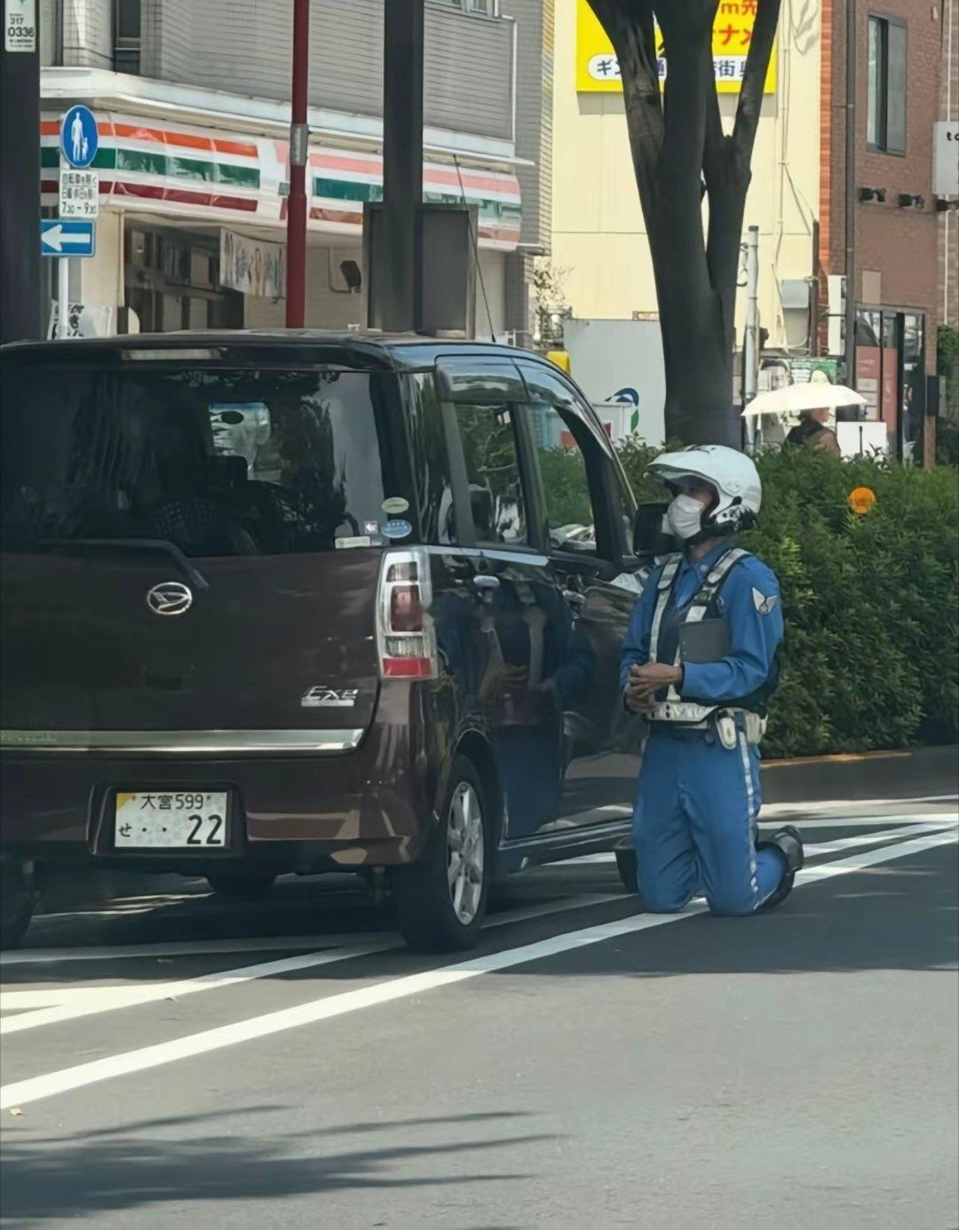 这开车的是驻日美军吧是要饭呢还是开罚单呢？？