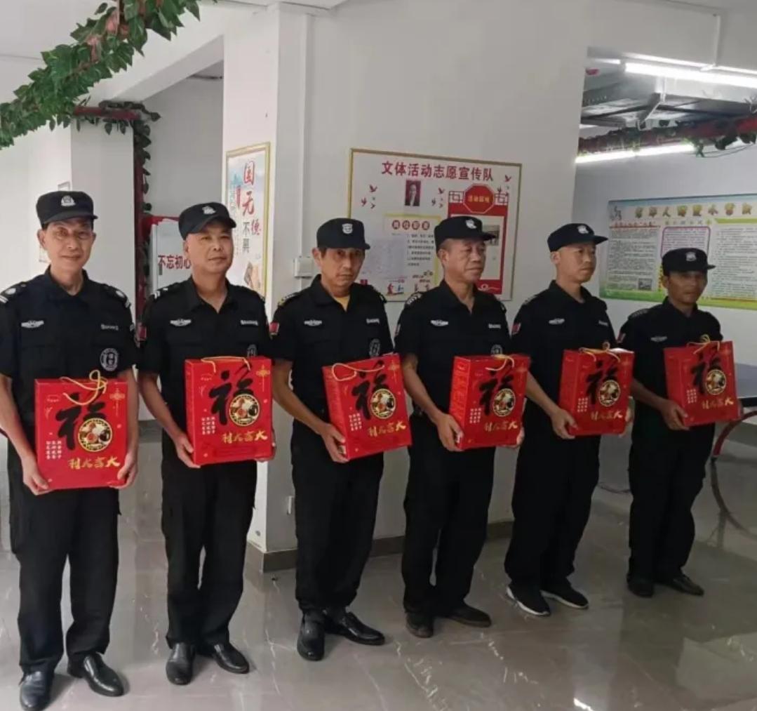 端午节，物业给我们保安每人发了四个粽子，四个咸鸭蛋，两包方便面。他们员工都发的整