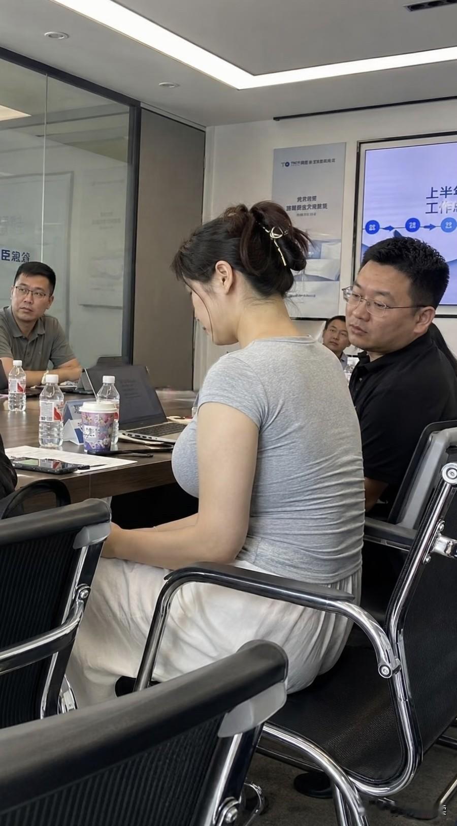 哈哈，你这黑衣眼镜男开会不专心，东张西望胡思乱想，被监控抓包了吧，下个月奖金别想
