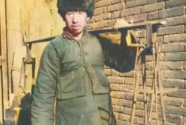 1941年，一个卖油郎问：“村里住多少八路？”小孩不假思索，脱口而出：“七八个！