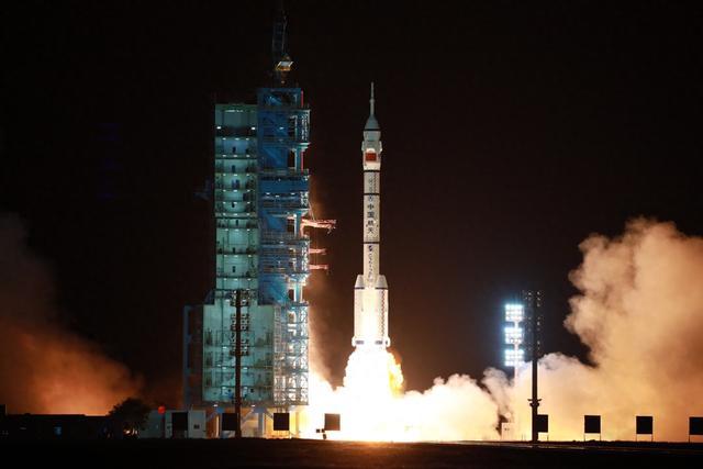 神舟23飞船圆满升空，中美登月，谁是“登月大赛”最大的赢家？5月24日23时0