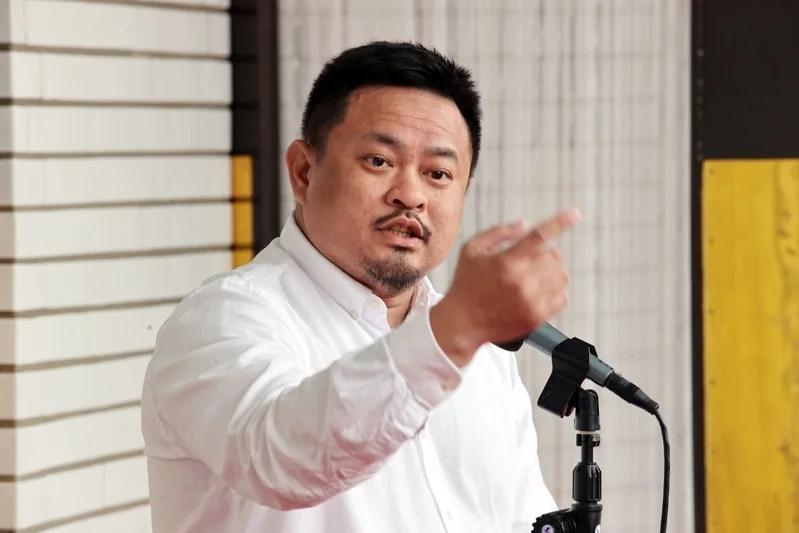 洪申翰（20日）抵达南京，但入境证件成谜——办没办台胞证？9月20日下午台劳动部