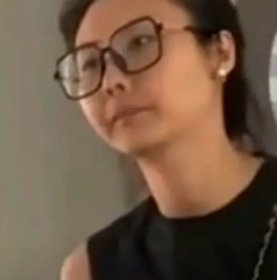 有网友说，景德镇洗头的这名女子跟浙江嫌弃水烫，索要1000元赔偿的女子很像，看了