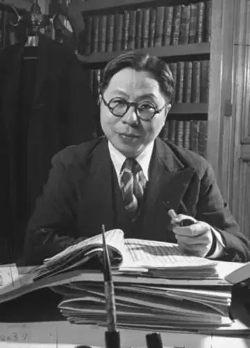 南开中学的同班同学里出了两个狠人。一个叫周恩来，后来成了新中国总理；另一个叫吴国