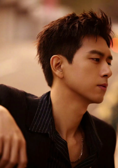 李现既是镜头前的模特，也是幕后摄影师。他身穿黑色西装漫步澳门街头，通过动态抓拍将