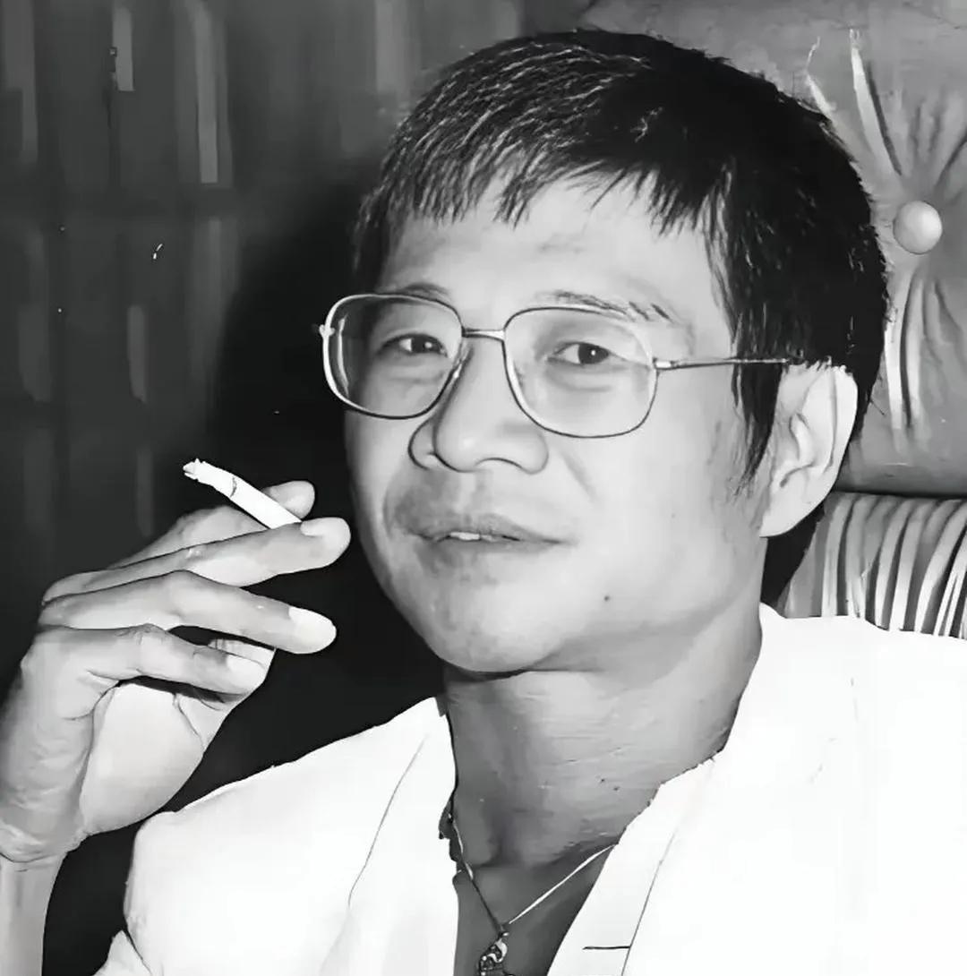1957年，22岁的倪匡还是内蒙古劳改支队的一名公安干警，平日里养狼狗、好动爱闹
