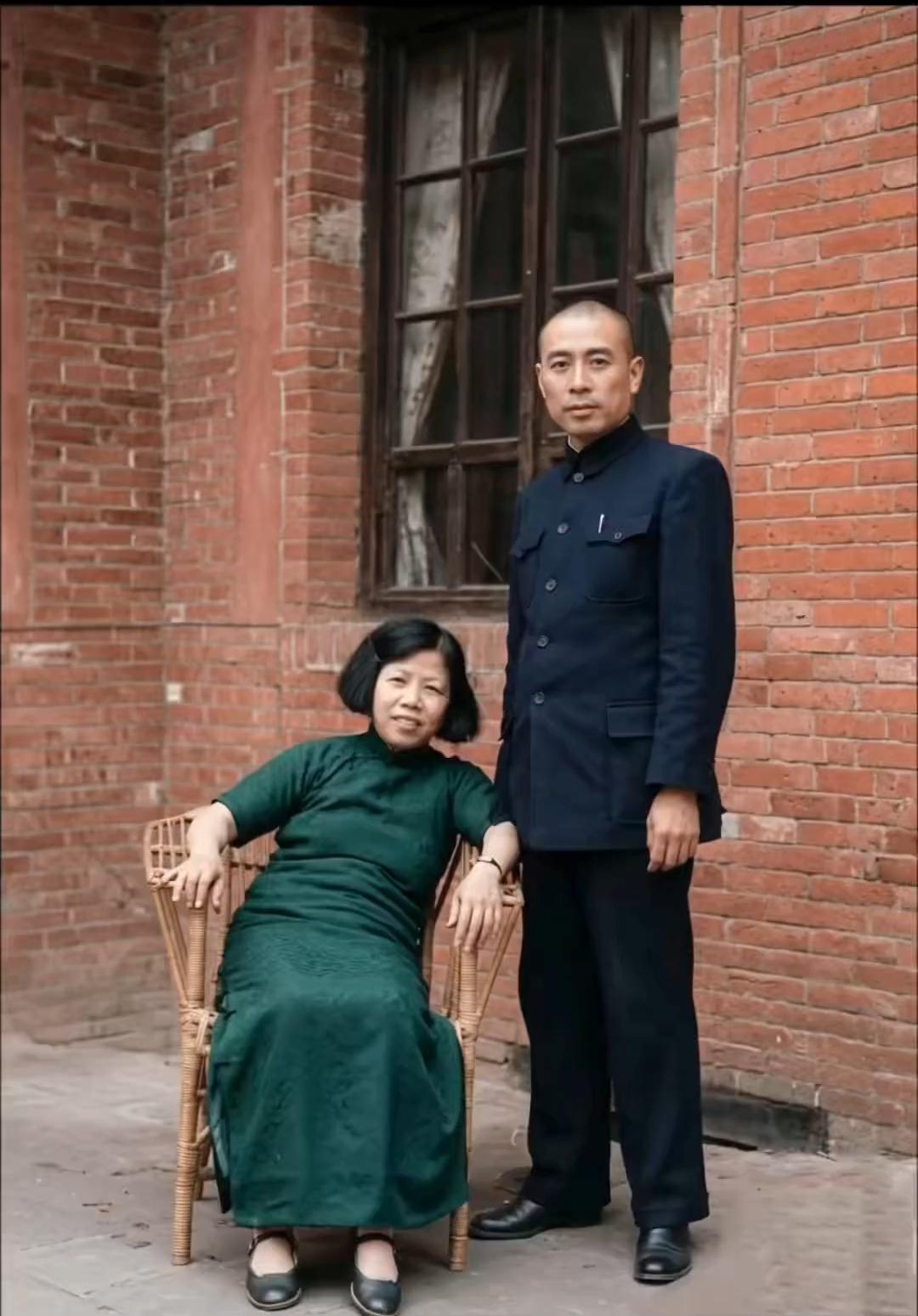 1938年周总理和邓颖超珍贵老照片，情深义重他们的爱情从一而终，一生相守，这才