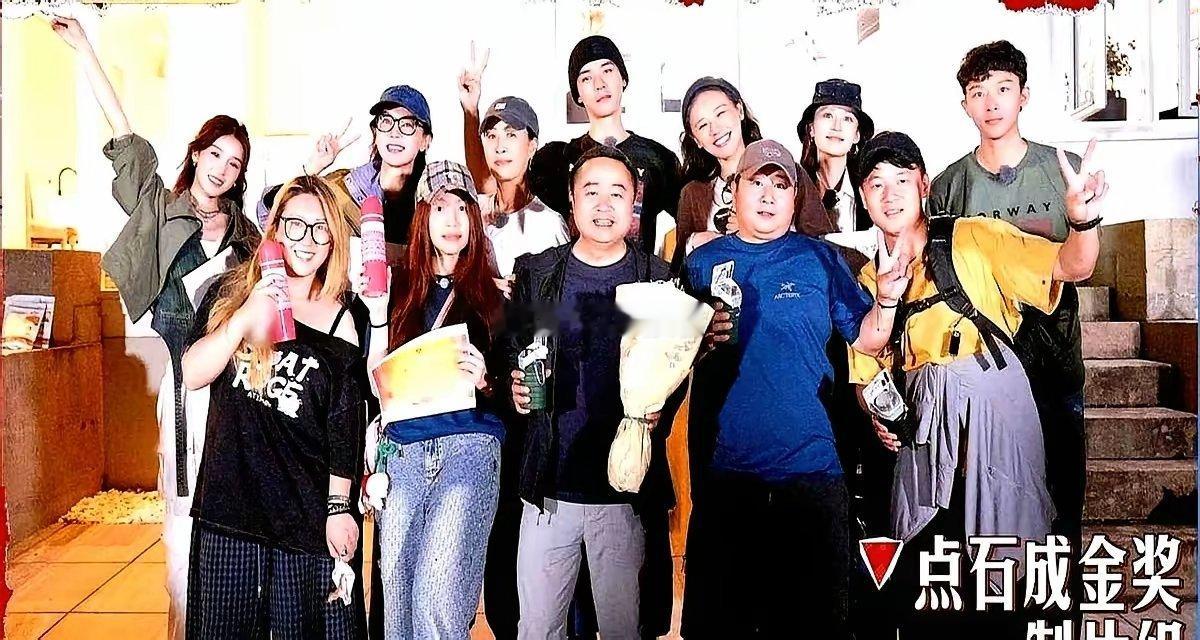 内娱综艺终于把幕后人员当人了！《花少7》杀青宴这事儿，真不是简单的客套。龚俊提议