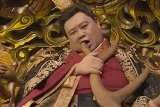他是史上最胖的帝王，一顿吃20斤肉，体重飙升到500斤，胖到无法翻身，宠幸妃子时