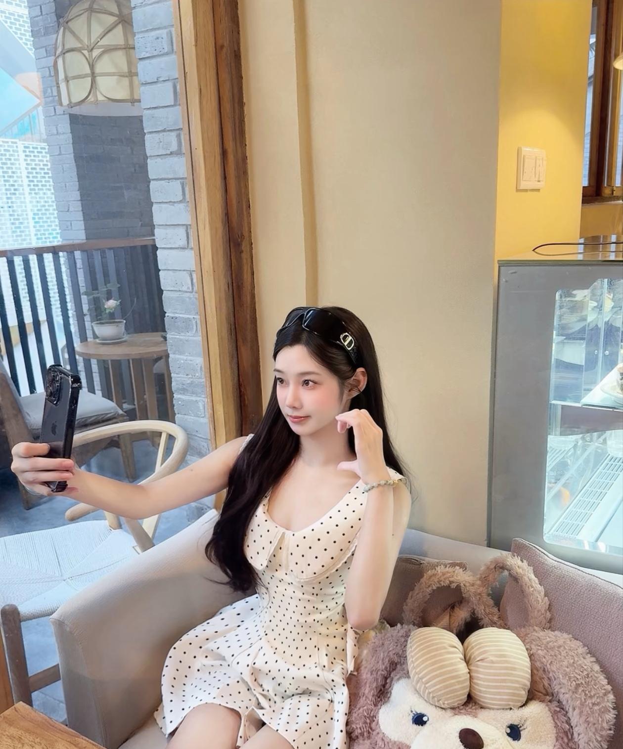 甜美波点连衣裙，搭配可爱毛绒玩具，轻松拍出时尚大片！📸💖
