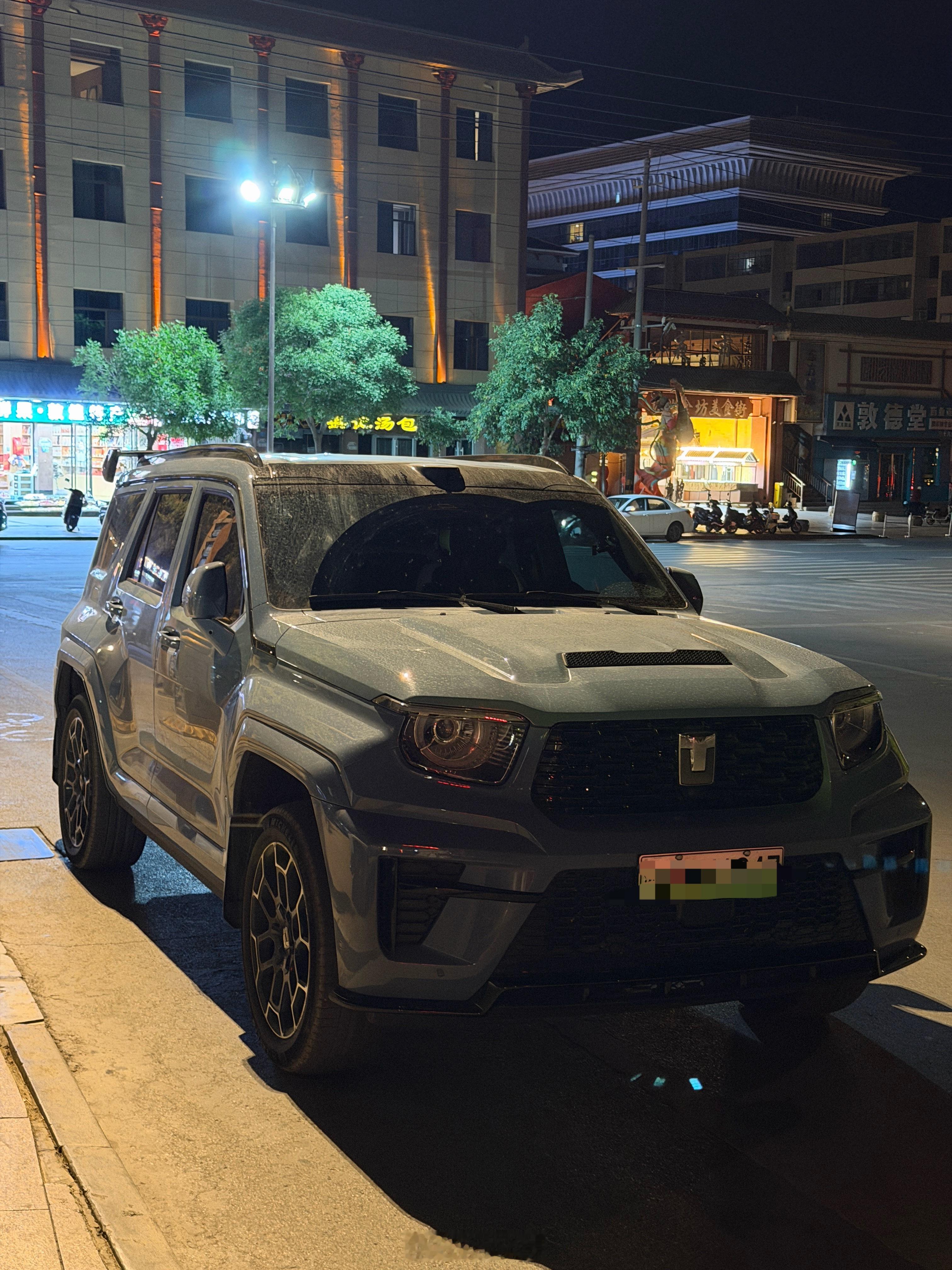 上次打招呼的卫士，在某夜酒店又遇到了。小助理早餐聊开加了联系方式，以车会友。在青