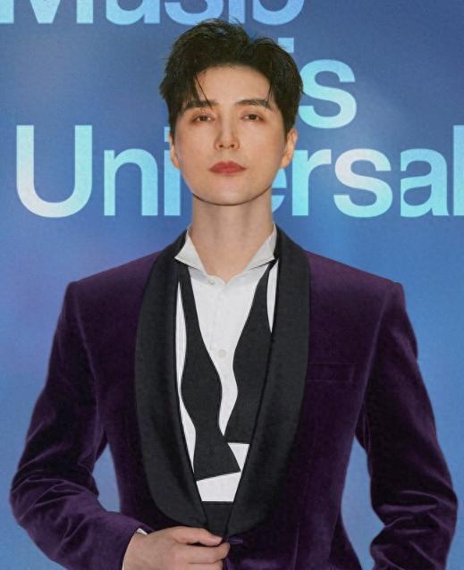 从草原放羊娃到国际舞台，阿云嘎的人生太痛心！三岁丧父、七岁失母，唯一的哥哥