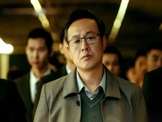 男人这辈子，说白了就惦记两种女人。一种是脸蛋干净得像张白纸的少妇。...