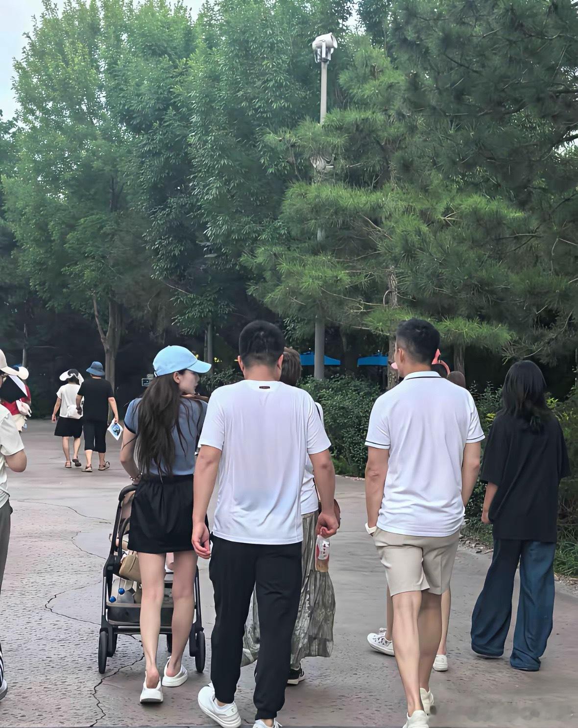 小玥儿和奶奶去麻六记巡店了还得是嫡长女嫡长孙女，小玥儿放暑假一回北京就成了团宠，