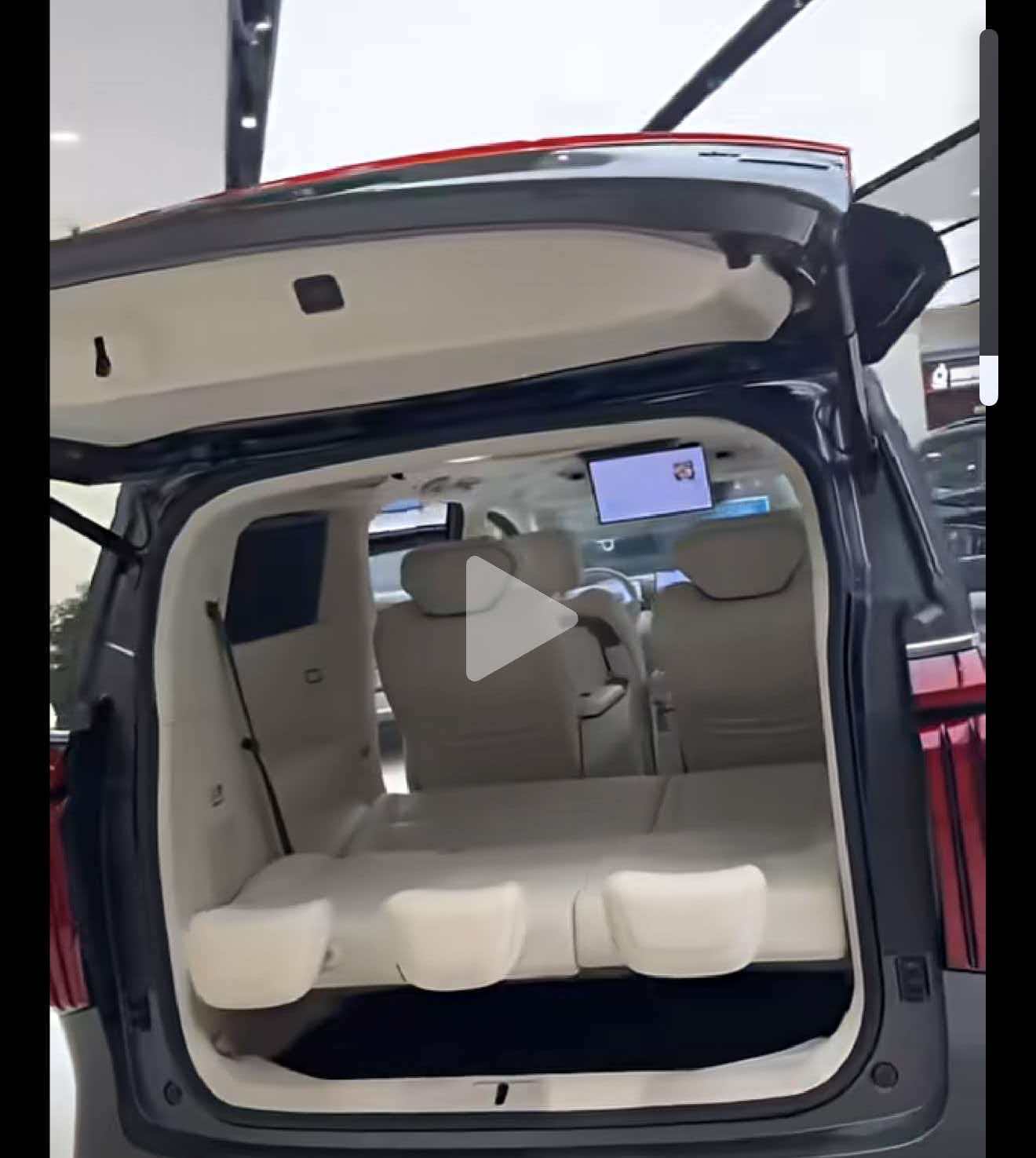 MPV的第三排座椅后躺放平（图一）和前折叠放平（图二），哪个更方便？后躺放平（图