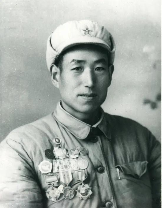 1951年，志愿军侦察排长刘庆亮，带领一个班，深入敌后抓“舌头”。谁知等了一天，