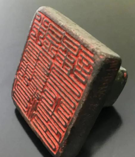 1985年，女大学生放假投奔舅舅，无意间撞见小侄子拿绳拴着铜疙瘩满地拖拽玩耍，她