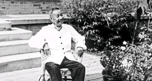 1977年经中央决定免去王宏坤的海军第二政委职务，1983年4月王宏坤按兵团级离