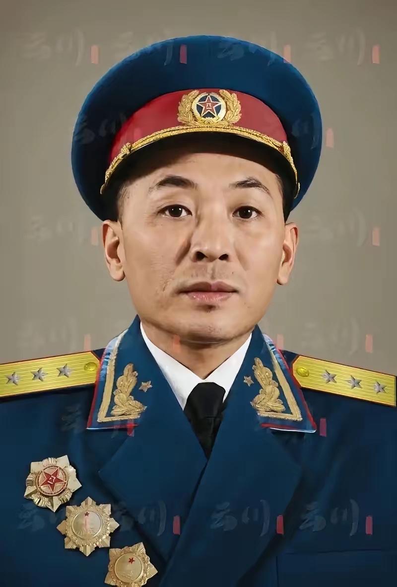 1935年，红军师长写好投降信准备带全师投敌，21岁政委连夜拍桌：绑了！多年后，