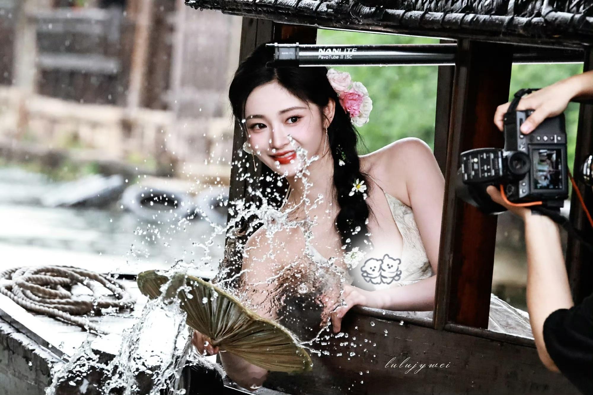 周洁琼江南美人具像化了救命，她那个低头整理头发的小动作也太自然了吧，完全没有摆