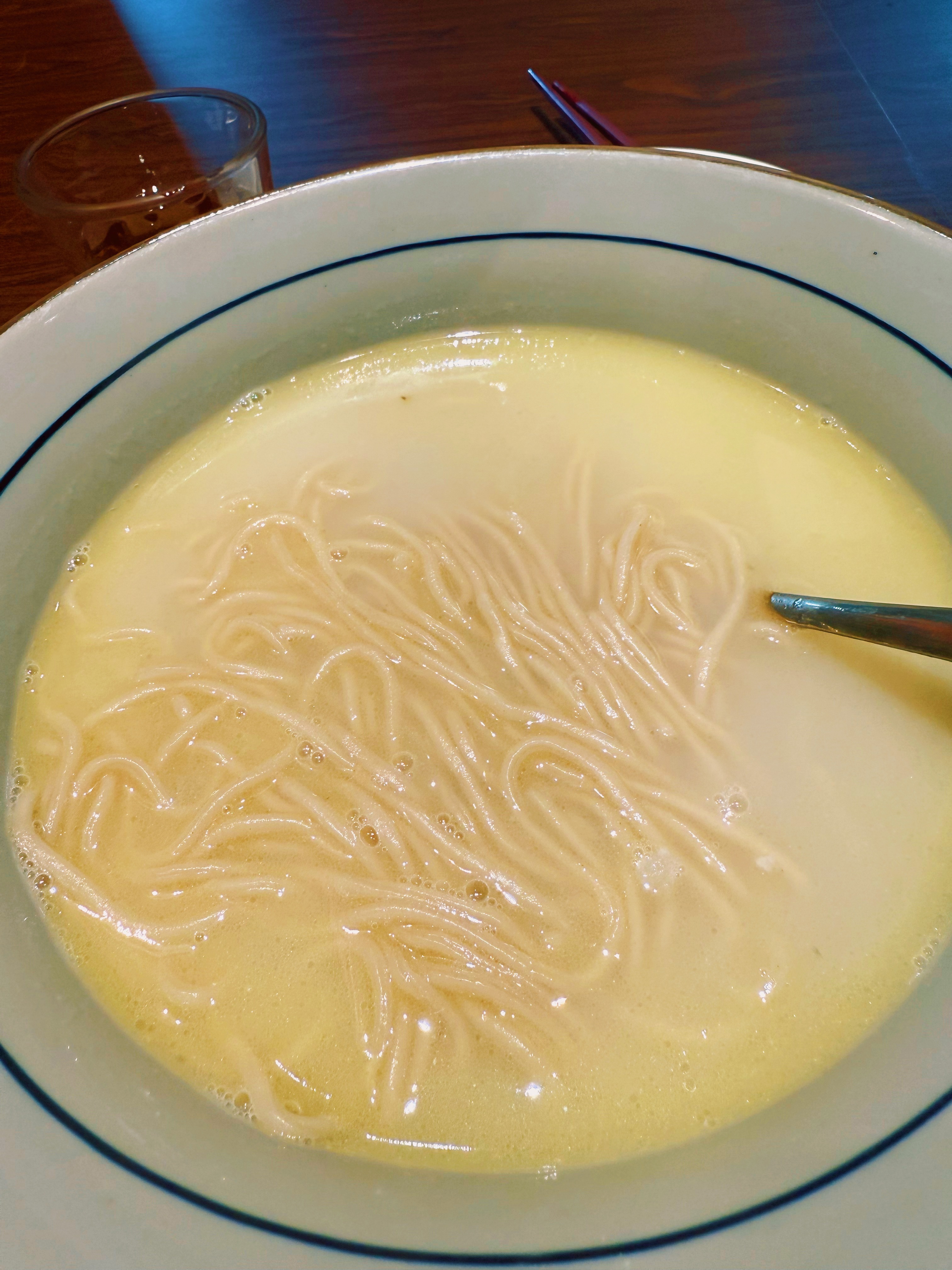 苹果牛上海一碗鱼汤阳春面，28元​​​