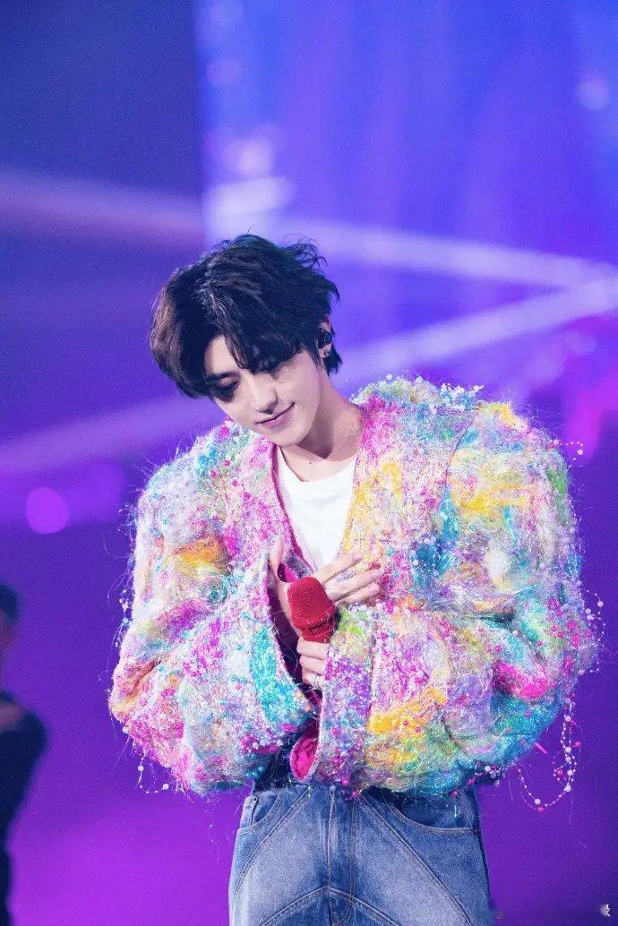 曝蔡徐坤复出演唱会有猫腻“消失”许久的蔡徐坤要开复出演唱会了！消息一出，粉丝们