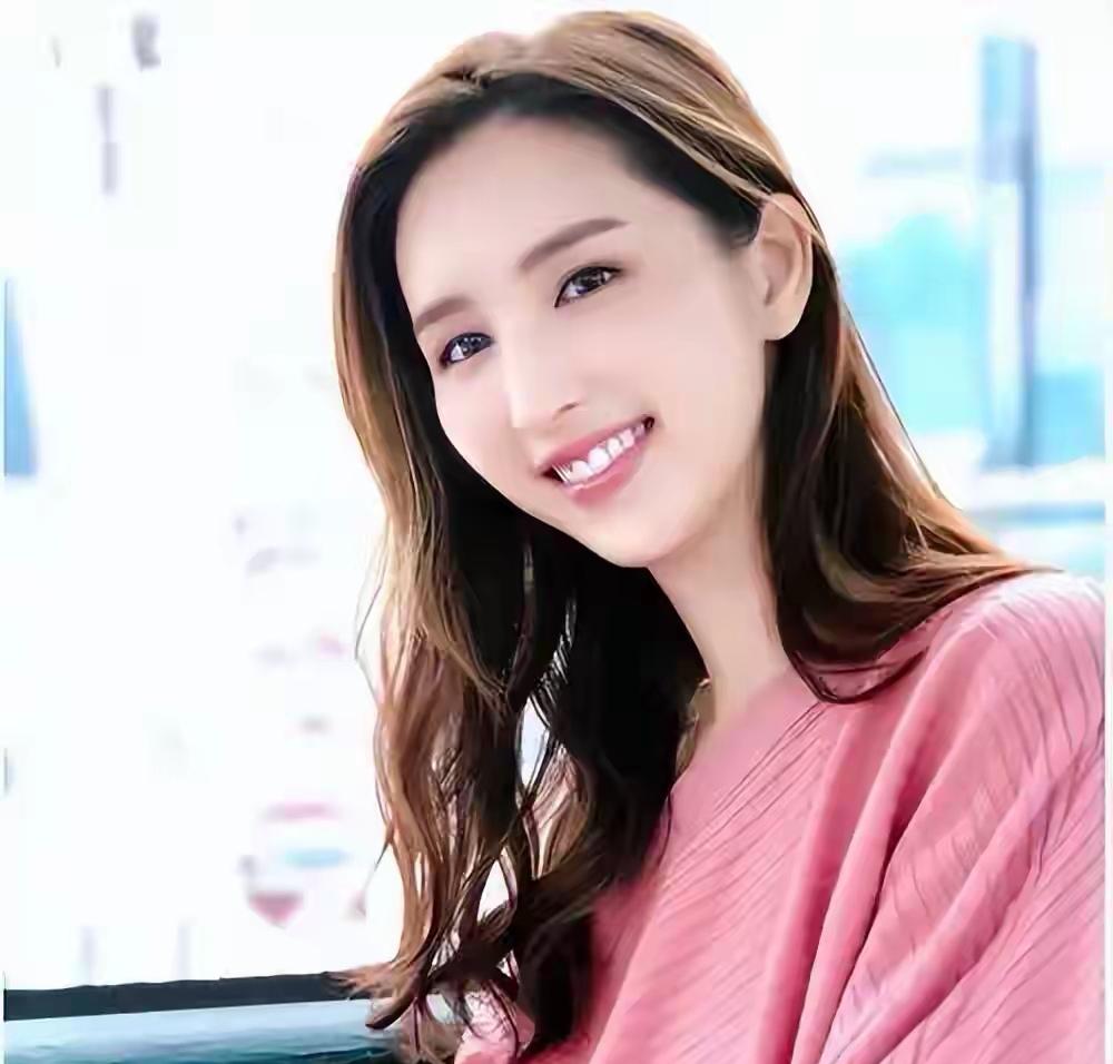 何天儿原名何傲儿，16岁就成了香港体操女神，后来因伤退役。20岁时家里欠债千万，