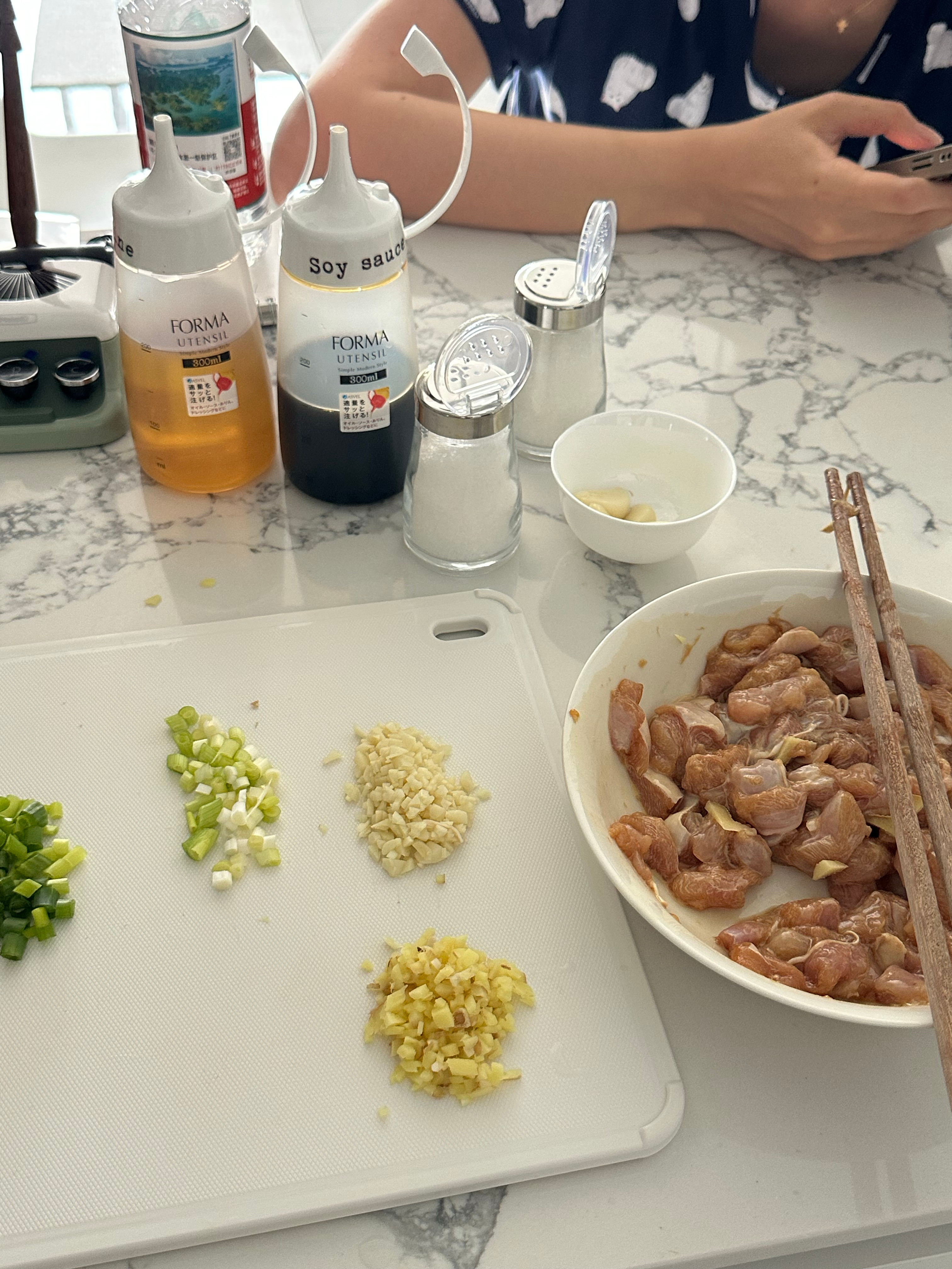 主人在玩手机客人在做饭​​​
