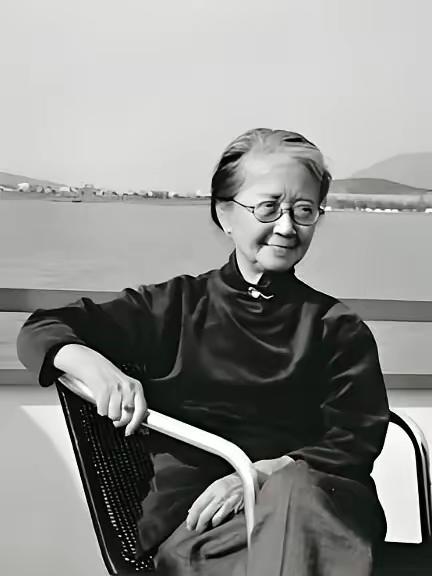 她从不体检，喝隔夜茶，患癌不化疗，活到102岁。医生追问秘诀，她说了两个字，全场