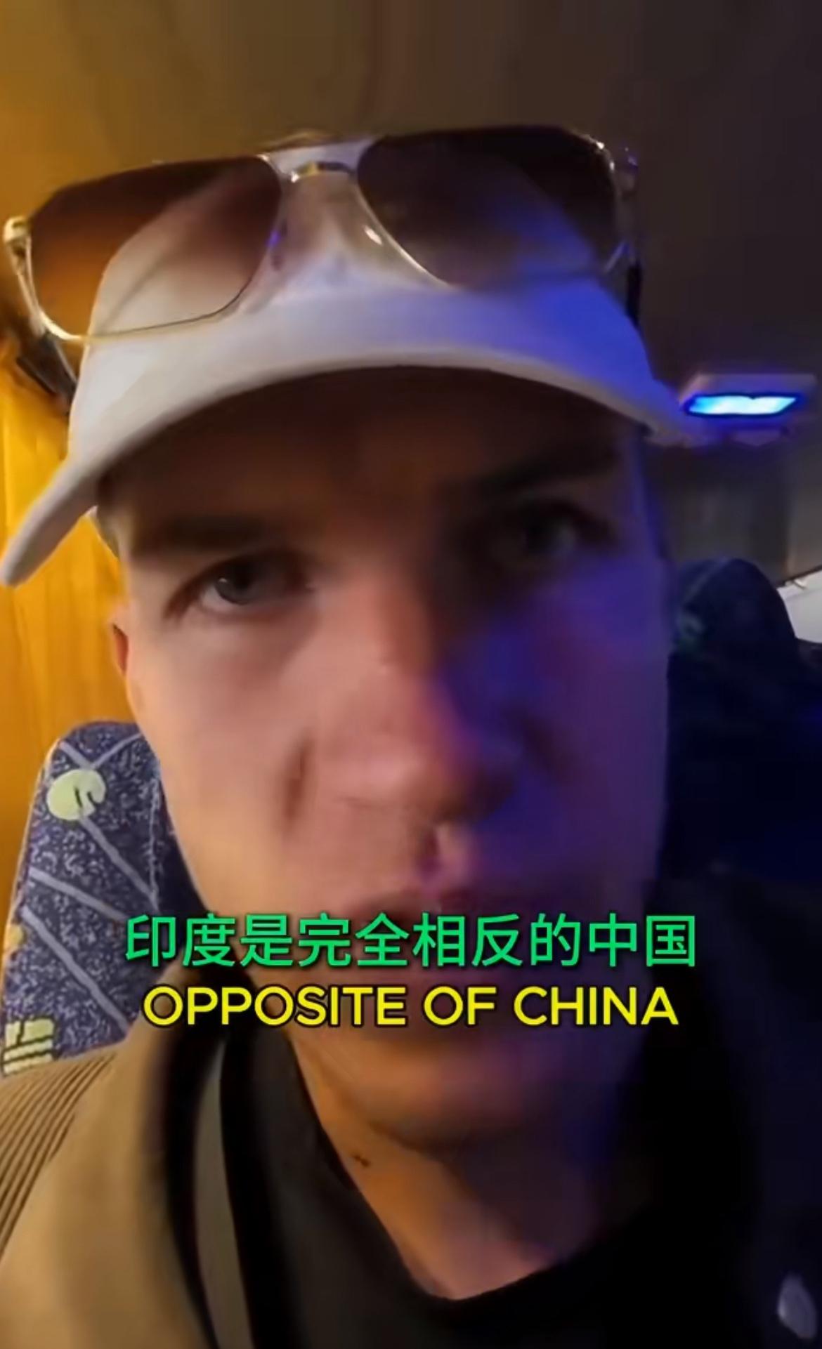 外国博主从中国去到印度后受到的冲击太大，在车上拍摄视频，吐槽中国和印度一个白天一