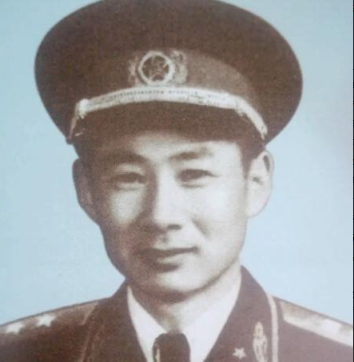 1955年授衔时，副军长杨秀山原本应获少将头衔。不料贺龙得知此事后怒不可遏。贺老