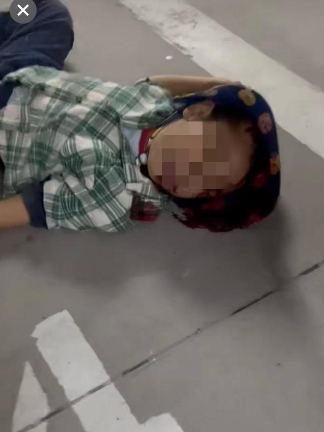 天津，因一个无任何安全防护和警示标识的裸露竖井，两名年仅7岁的孩童在井盖上的土堆