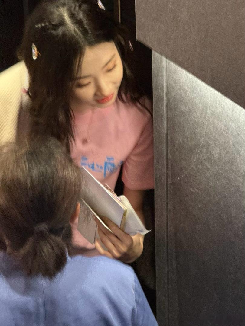 张艺凡手语和聋哑观众交流张艺凡算姐姐没本事从温柔手语到霸气金句，张艺凡在成都路