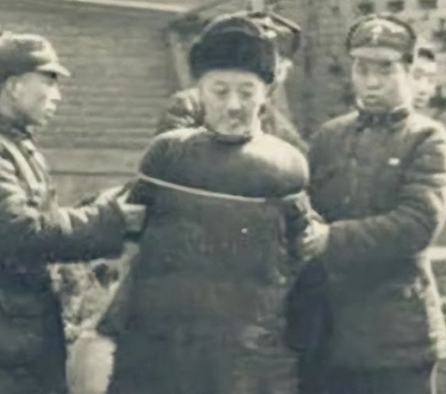 1946年8月，大汉奸万里浪被枪决后，家人在收殓时，发现不是他的尸体。大特务毛森