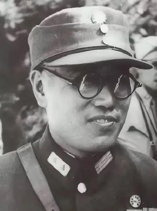 1948年廖耀湘被俘后，刘亚楼设宴款待，可宴上他傲慢无礼，将酒杯摔在地上，破口大