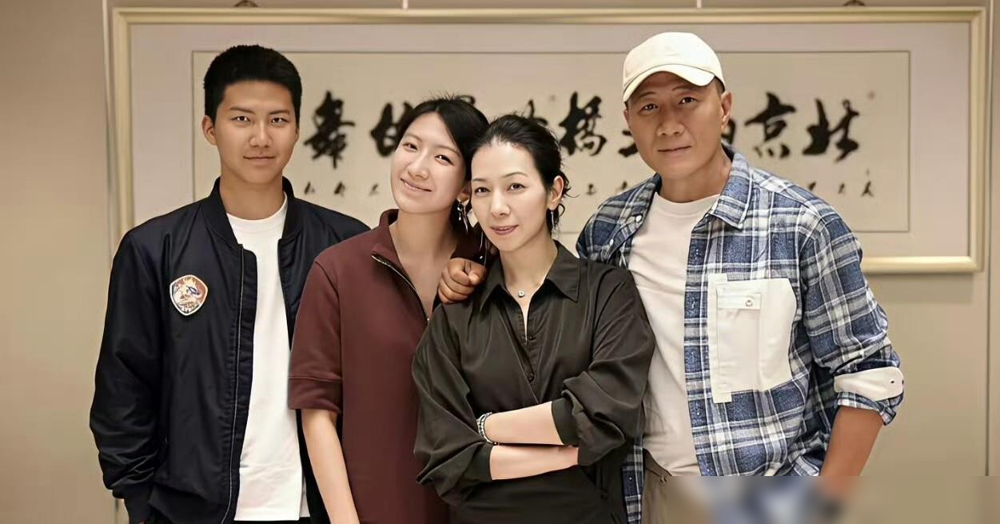 胡军这基因，真敢分啊。185的硬汉，生了俩孩子，儿子康康跟他一个模子刻的，连皱眉都同步。女儿胡悦稼，