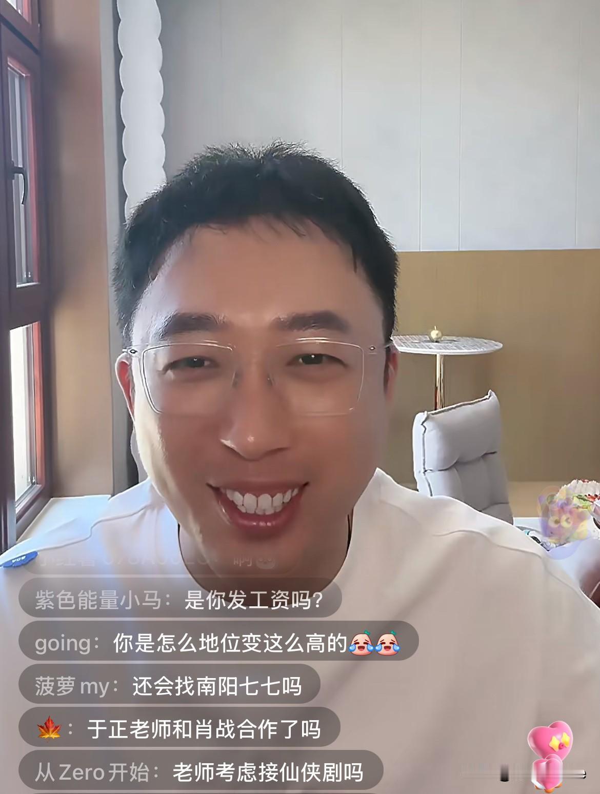 7月31日，于正为了年底破百万粉也是拼了，每天守在4000人直播间，跟网友聊八卦