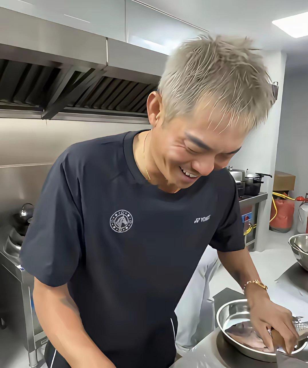 林丹居然亲自下厨做饭了这变化也太大了，乍一看没认出来​​​