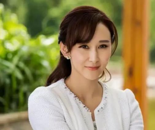 2005年，在马来西亚富豪朱兆祥的家中，她的母亲指着电视屏幕上的胡静说：“这个女