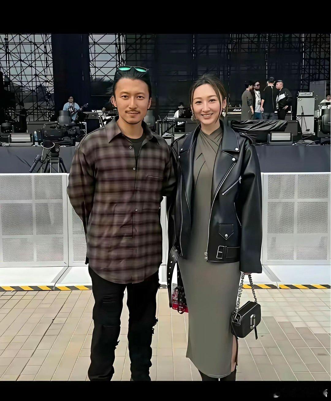 谢霆锋不管跟哪位女士合影，双手都是中规中矩的。看来他真的很在乎王菲的感受​