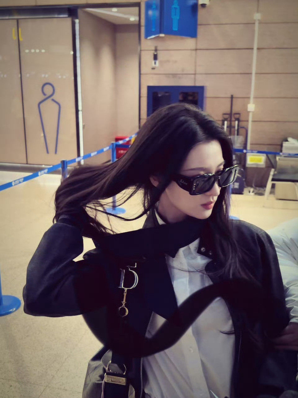 王楚然的时装周从机场开始😎王楚然出发巴黎时装周