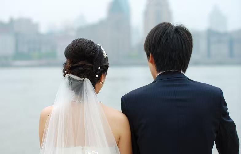 我有个发小，离婚后分到了70多万补偿金，带着女儿回了娘家暂住。没出仨月，她哥哥跟